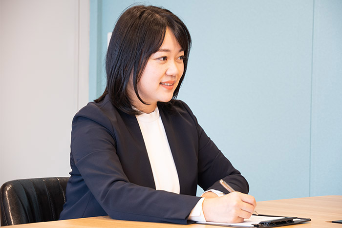 資料作成をしている山内司法書士