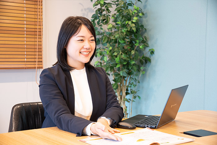 資料案内をしている山内司法書士