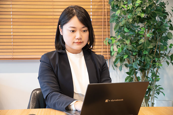 パソコン作業をしている司法書士山内